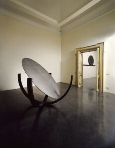 Eliseo Mattiacci, Galleria dell'Oca, 2004, Rome, photo Claudio Abate ©Archivio Claudio Abate