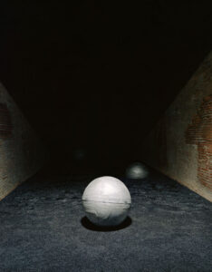 Eliseo Mattiacci, La mia idea di cosmo, 2001, Mercati di Traiano Museo dei Fori Imperiali, Rome, photo Claudio Abate ©Archivio Claudio Abate