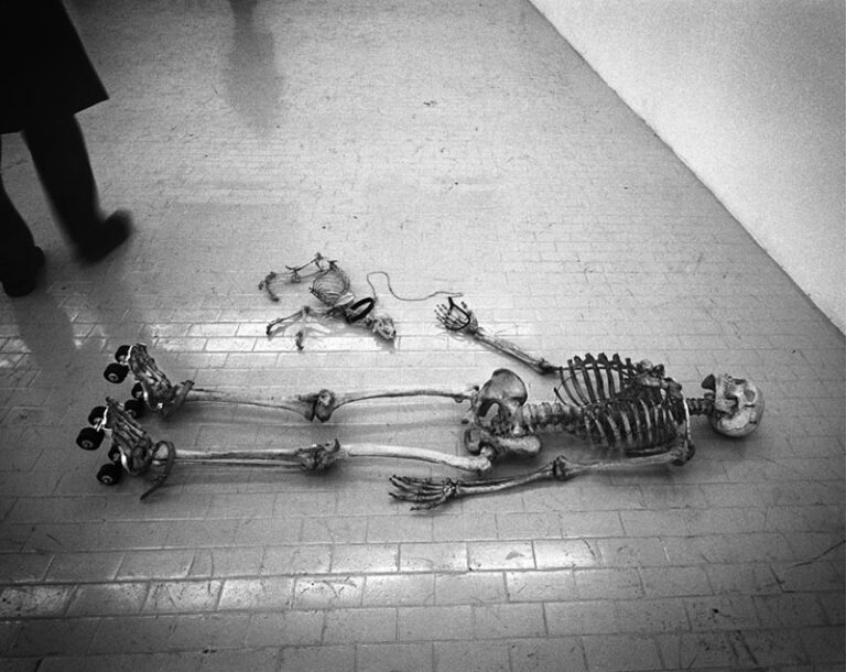 Gino De Dominicis, Il tempo lo spazio lo sbaglio (1969) in Fine dell’Alchimia, L’attico, Rome, 1970, photo Claudio Abate ©Archivio Claudio Abate