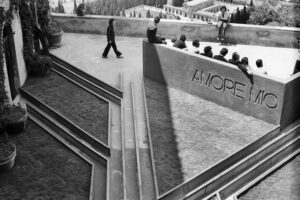 Pietro Sartogo’s set-up in the outer courtyard, on the occasion of Amore mio, Palazzo Ricci, Montepulciano, 1970, photo Claudio Abate ©Archivio Claudio Abate